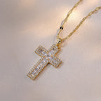 Collar con Colgante Cruz Cristiana en Circonio A
