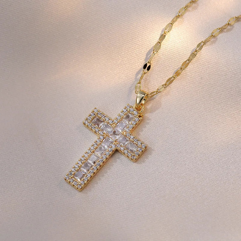 Collar con Colgante Cruz Cristiana en Circonio A
