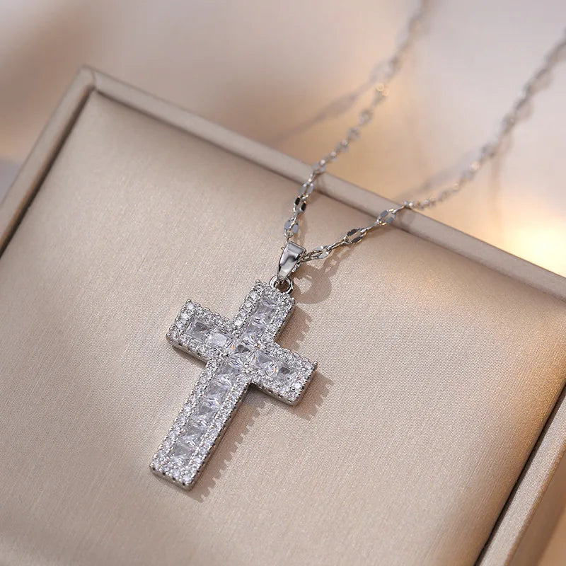Collar con Colgante Cruz Cristiana en Circonio B