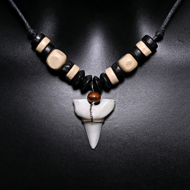 Collar con Colgante de Diente de Tiburón