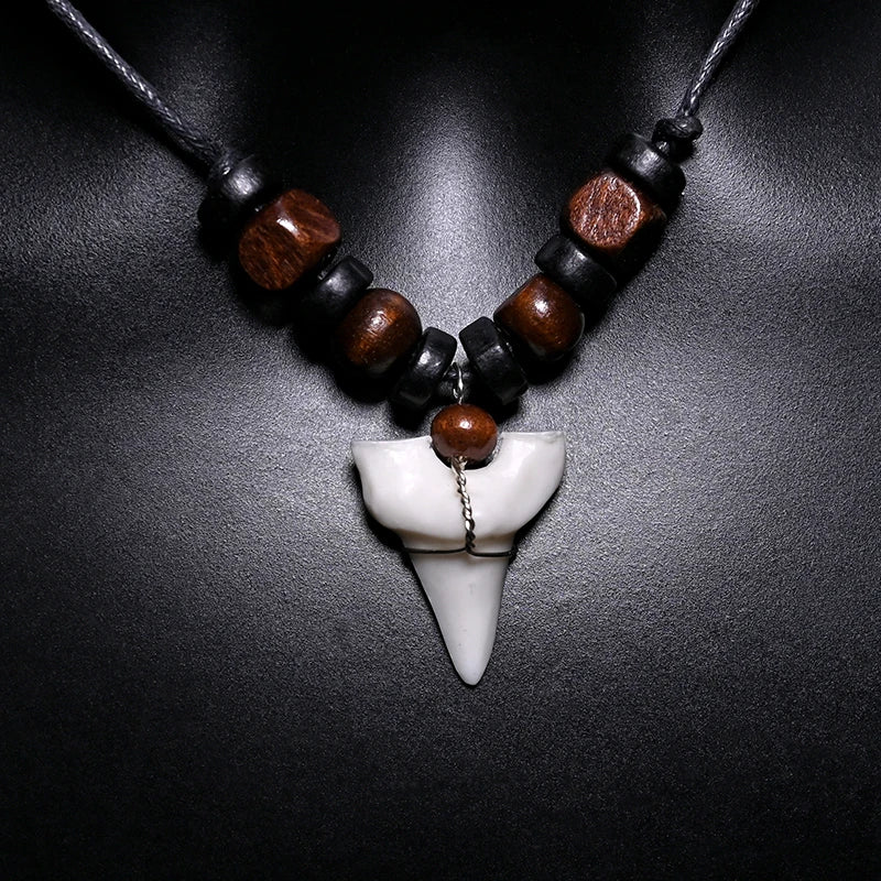 Collar con Colgante de Diente de Tiburón