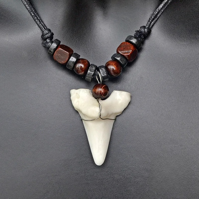 Collar con Colgante de Diente de Tiburón