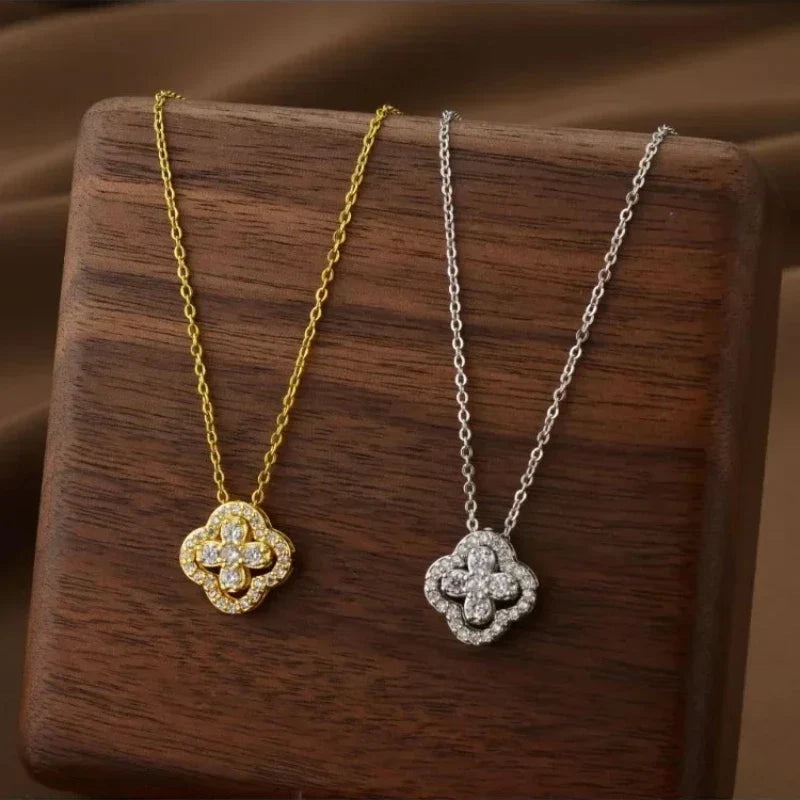 Collar con Colgante de Hoja de Trébol de 4 Hojas en Circonio dorado
