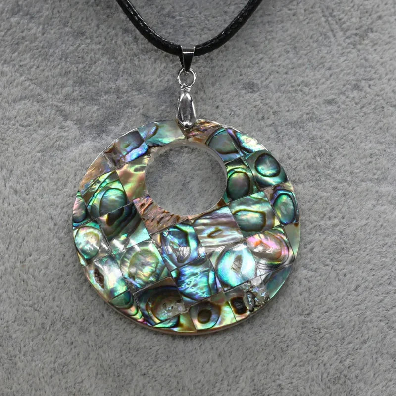 Collar de Cuero con Colgante de Nácar y Concha