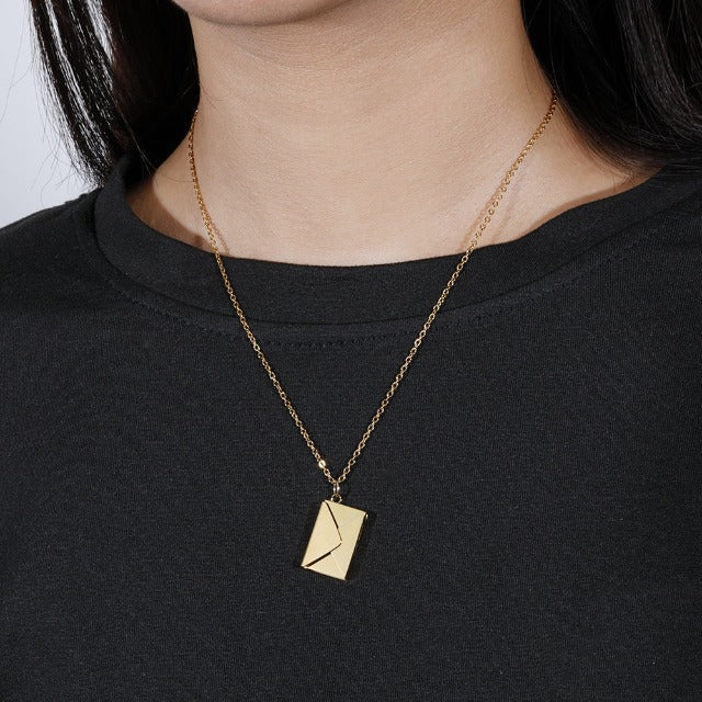 Collar con Colgante de Sobre oro