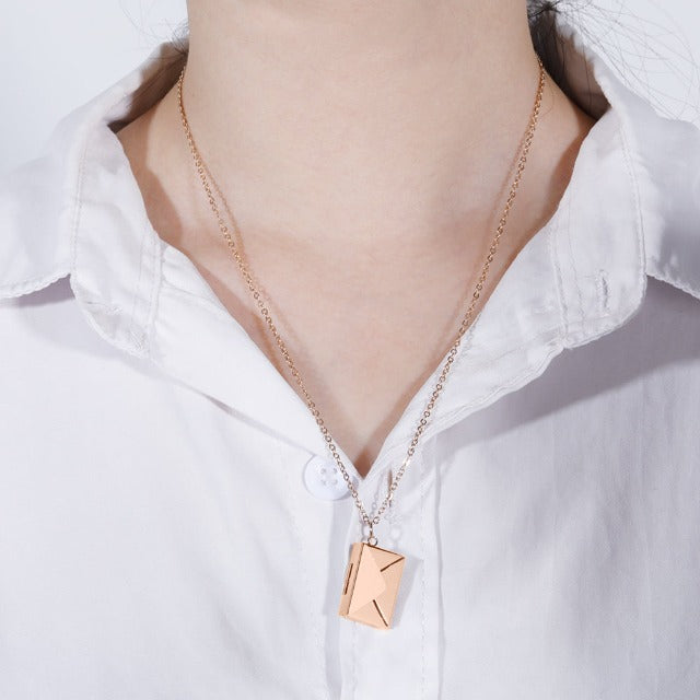 Collar con Colgante de Sobre oro rosa
