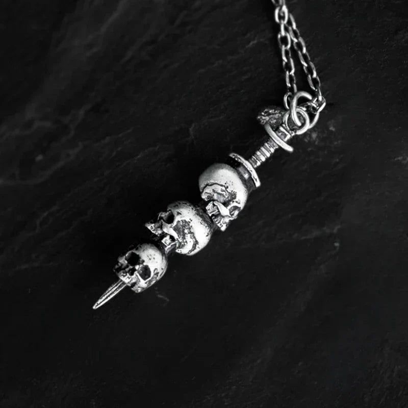 Collar con Colgante de Espada y Calaveras