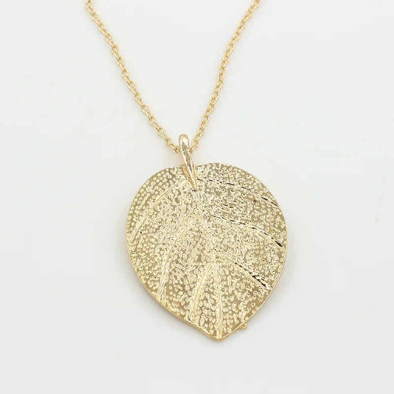 Collar con Colgante de Hoja Otoñal