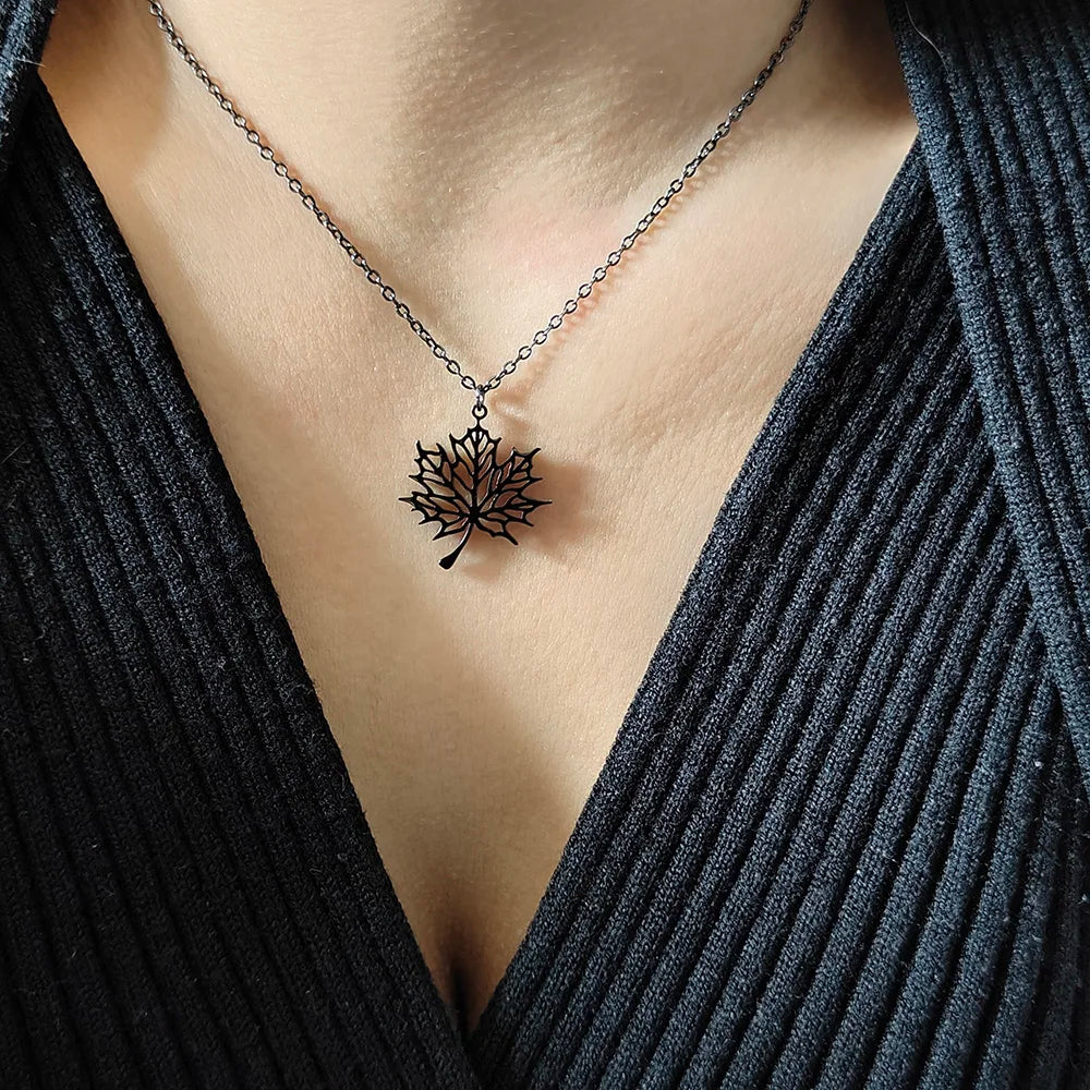 Collar con Colgante Hoja de Arce negro