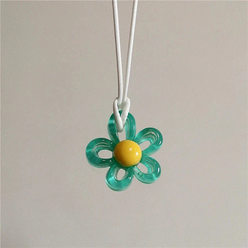 Collar con Colgante de Flor Colorida
