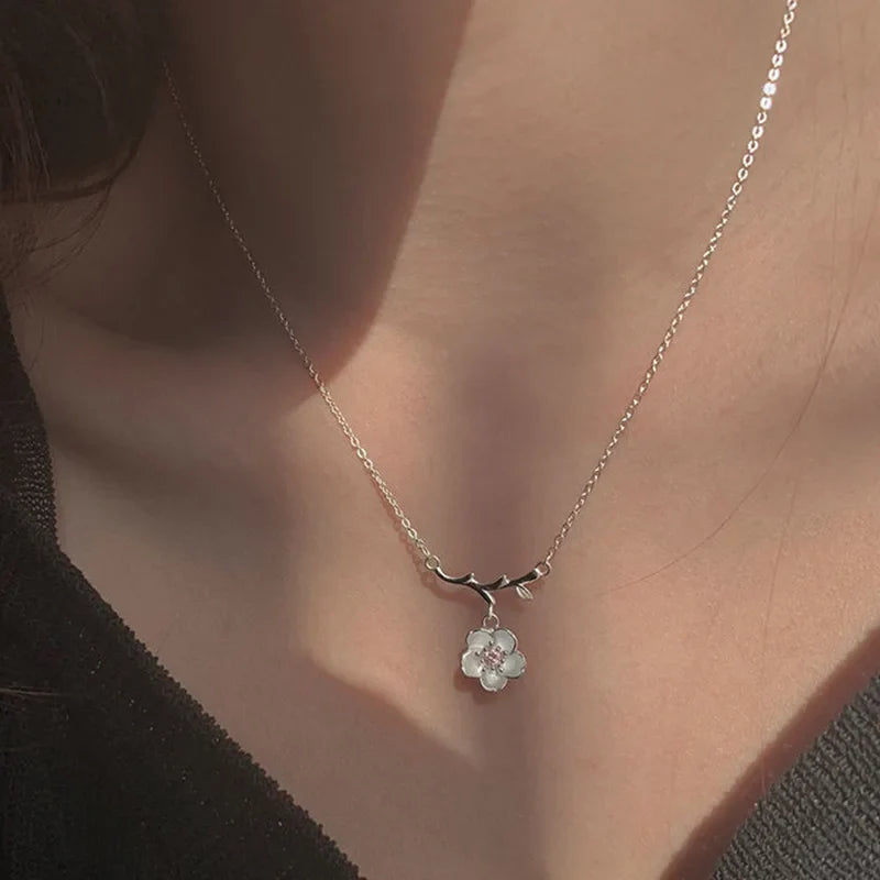 Collar con Colgante de Flor de Cerezo