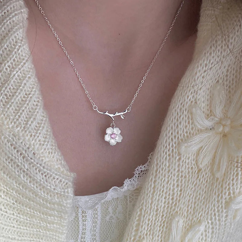 Collar con Colgante de Flor de Cerezo