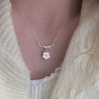 Collar con Colgante de Flor de Cerezo