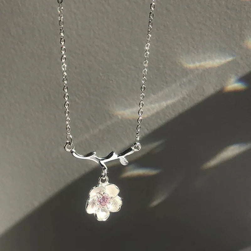 Collar con Colgante de Flor de Cerezo