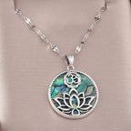 Collar con Colgante de Flor de Loto