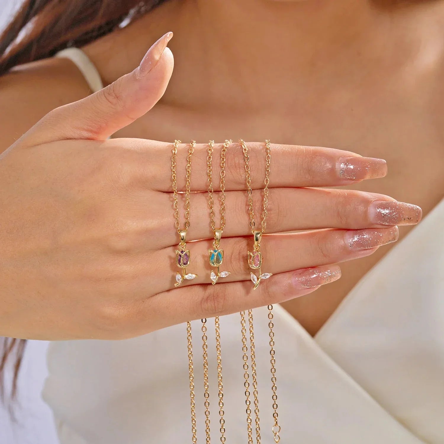 Collar con colgante de flor de tulipán en zirconia