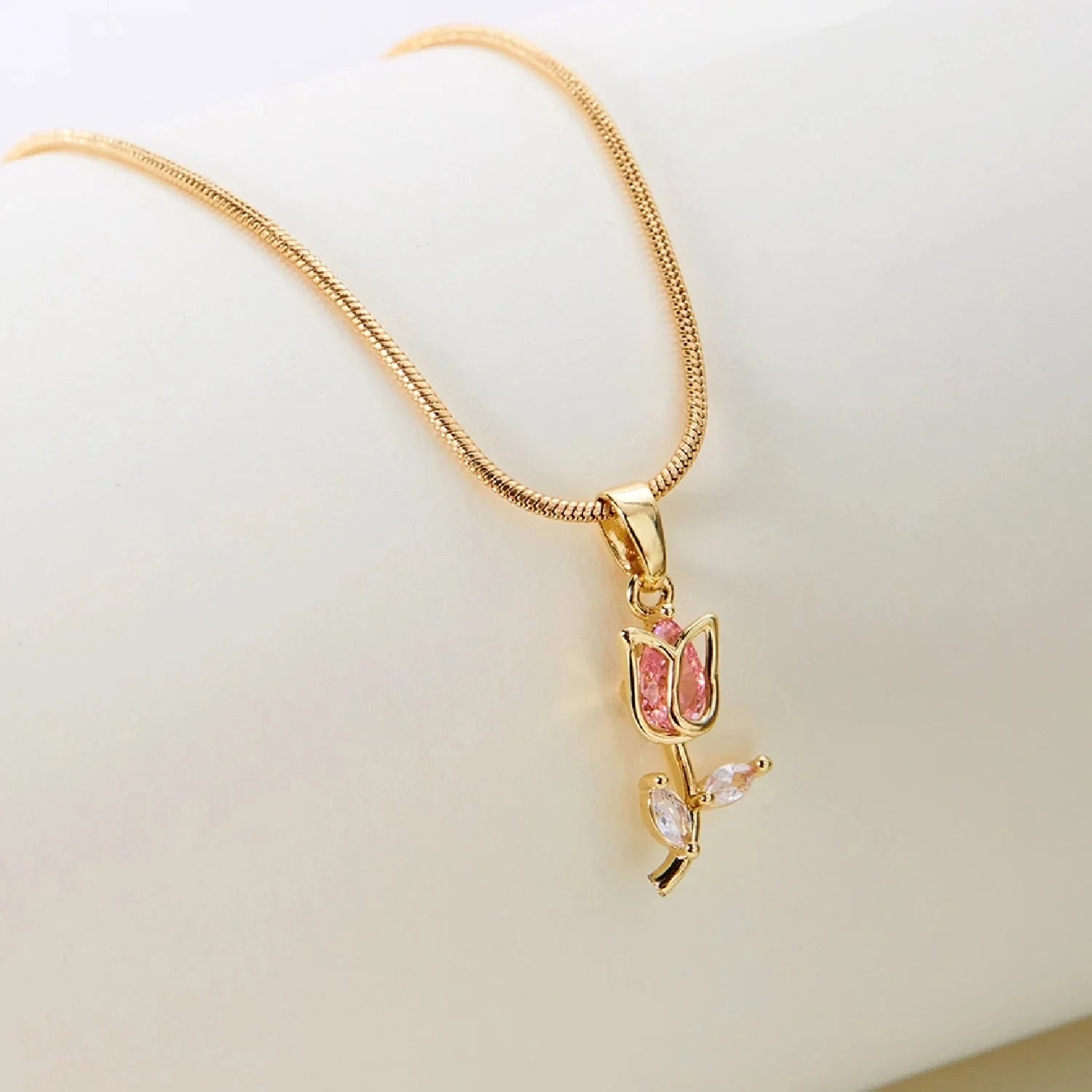 Collar con Colgante Flor de Tulipán en Circonio rosa
