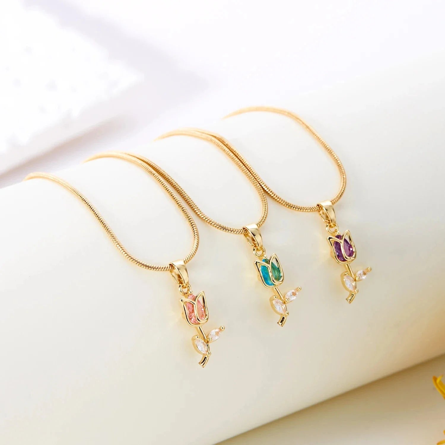 Collar con Colgante Flor de Tulipán en Circonio rosa