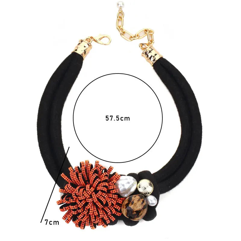 Collar Gargantilla con Colgante de Flor Roja y Perlas