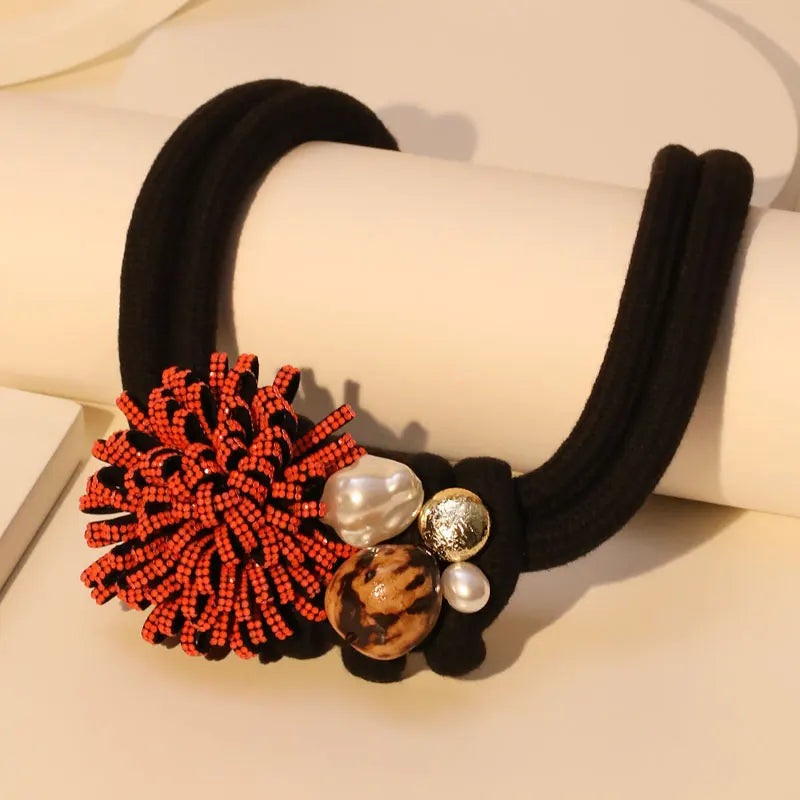 Collar Gargantilla con Colgante de Flor Roja y Perlas