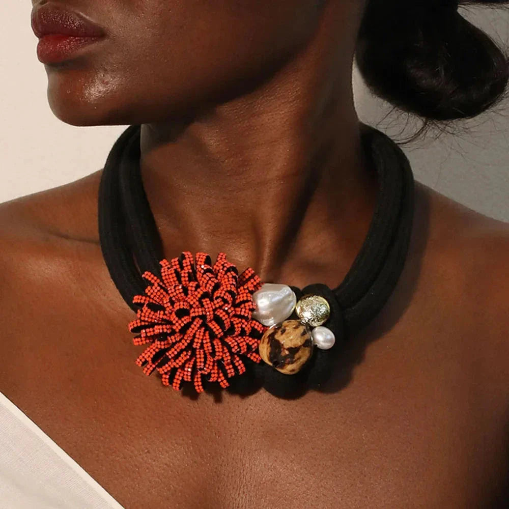 Collar Gargantilla con Colgante de Flor Roja y Perlas