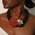 Collar Gargantilla con Colgante de Flor Roja y Perlas