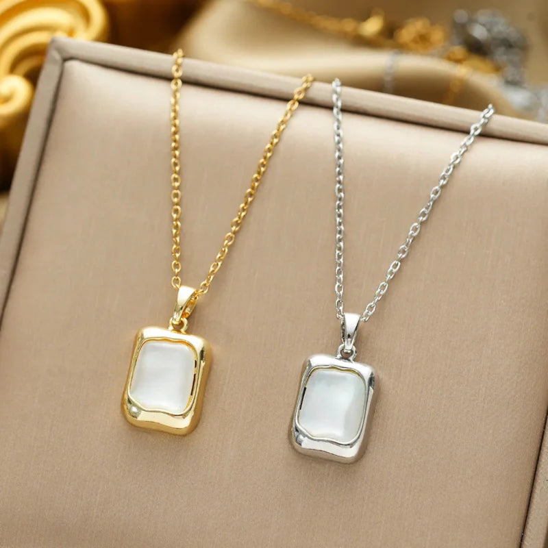 Collar con colgante geométrico con circonita piedra de luna oro