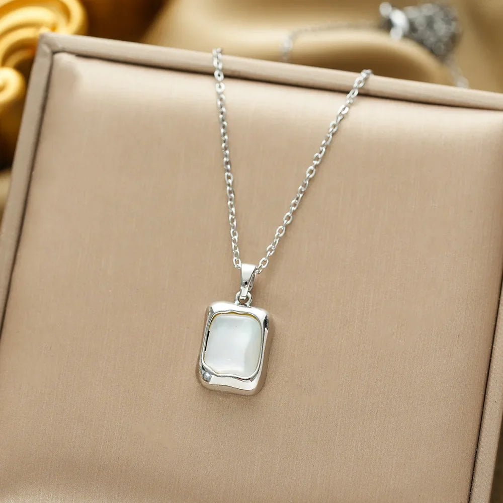 Collar con colgante geométrico con circonita piedra de luna plata