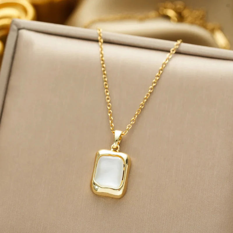 Collar con colgante geométrico con circonita piedra de luna oro