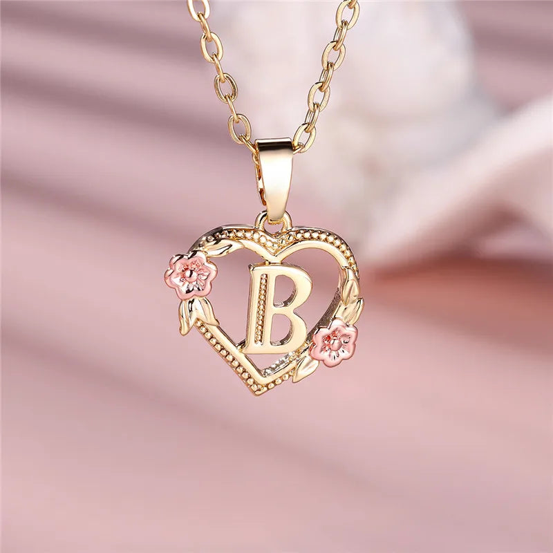 Collier avec pendentif initiale coeur et fleurs - lettre