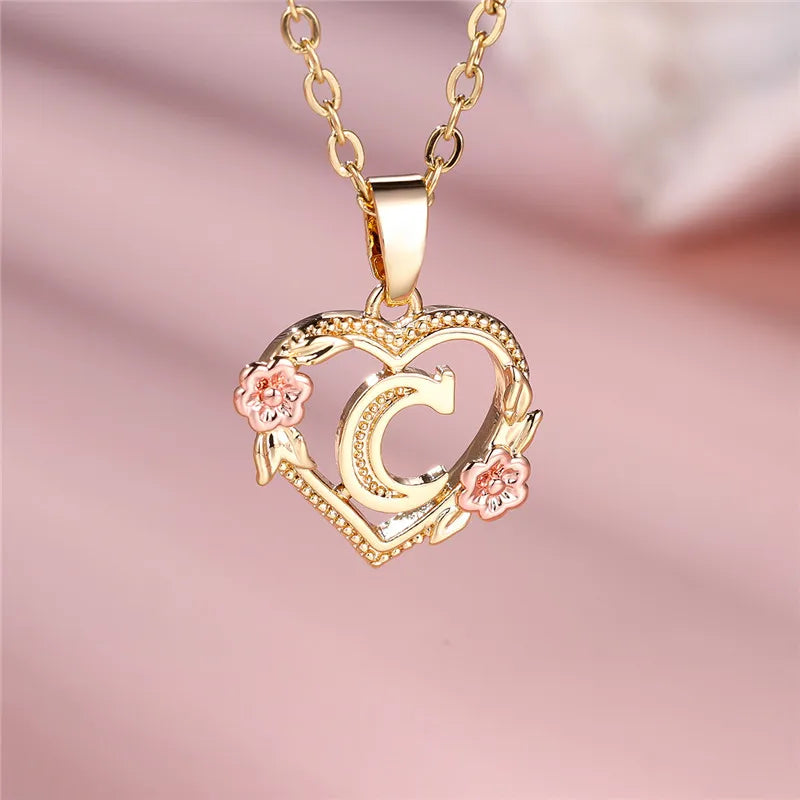 Collier avec pendentif initiale coeur et fleurs - lettre