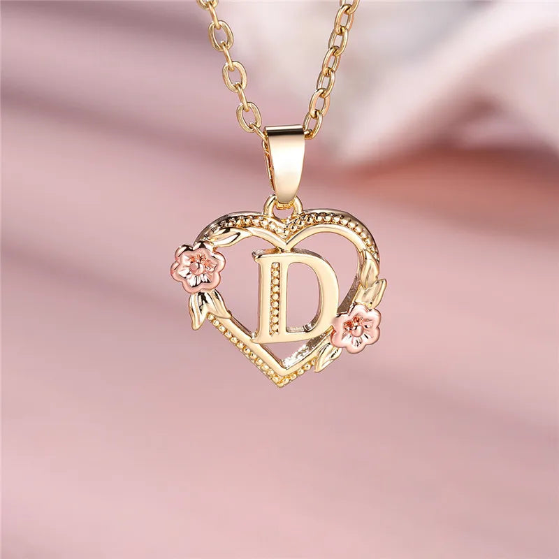 Collier avec pendentif initiale coeur et fleurs - lettre