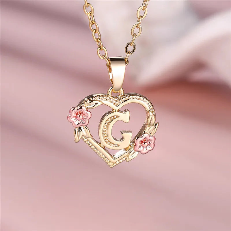 Collier avec pendentif initiale coeur et fleurs - lettre
