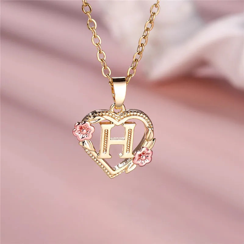 Collier avec pendentif initiale coeur et fleurs - lettre