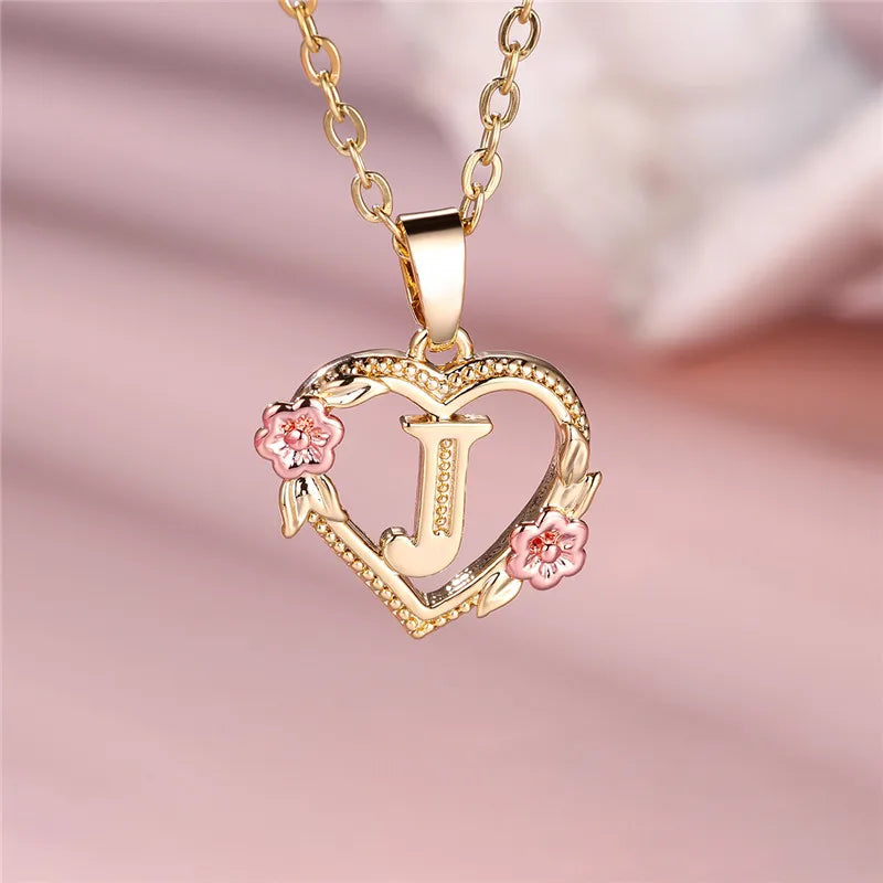 Collier avec pendentif initiale coeur et fleurs - lettre