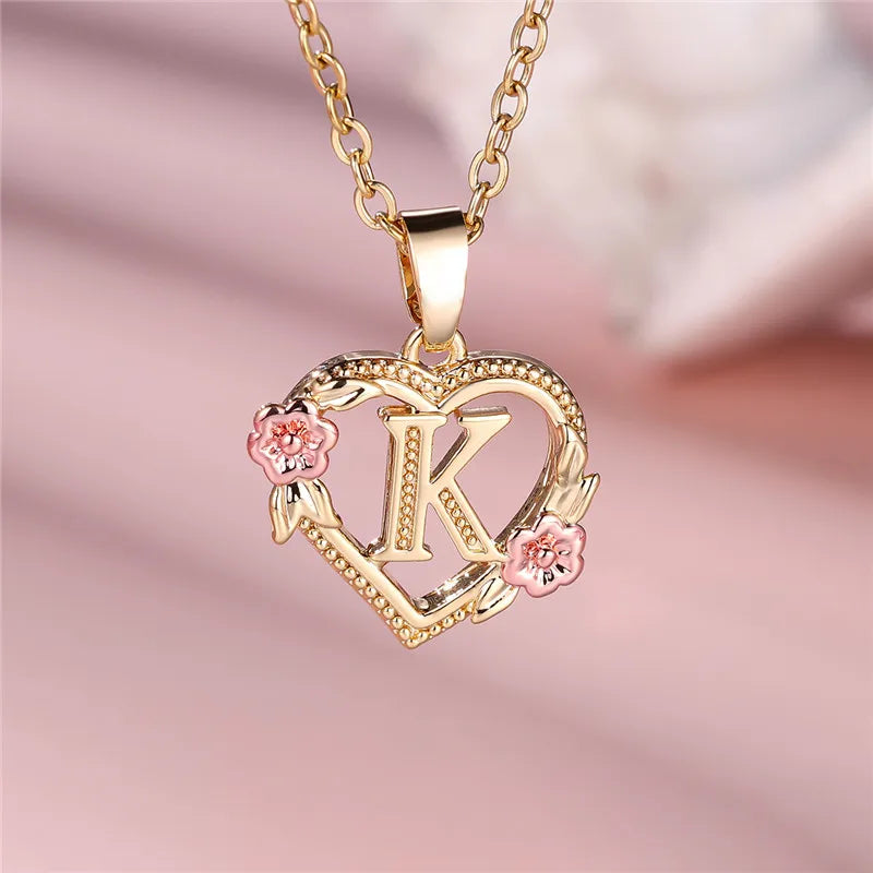 Collier avec pendentif initiale coeur et fleurs - lettre