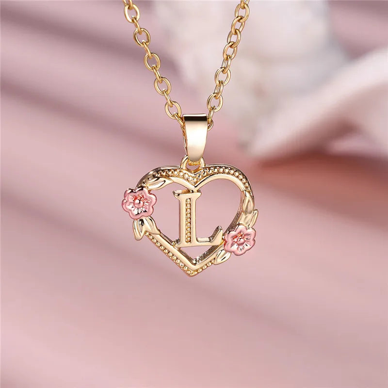 Collier avec pendentif initiale coeur et fleurs - lettre