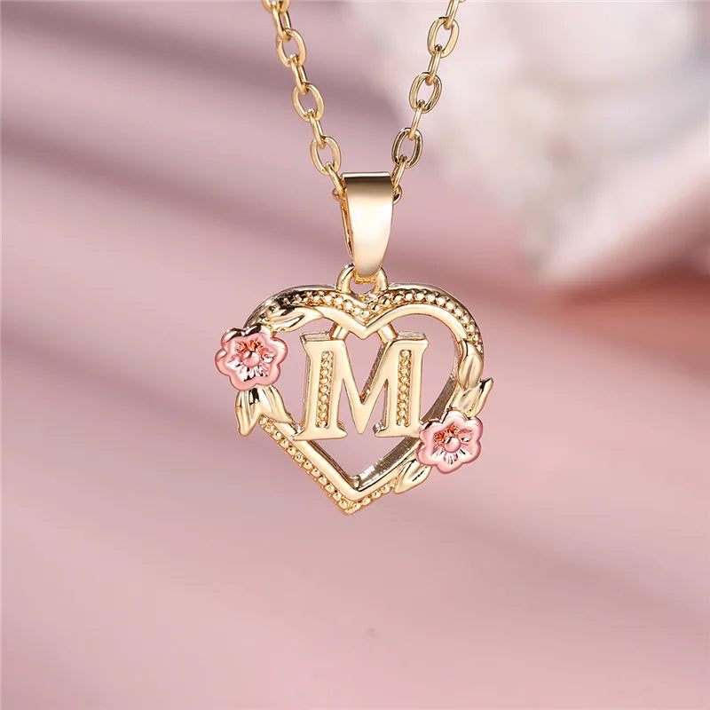 Collier avec pendentif initiale coeur et fleurs - lettre