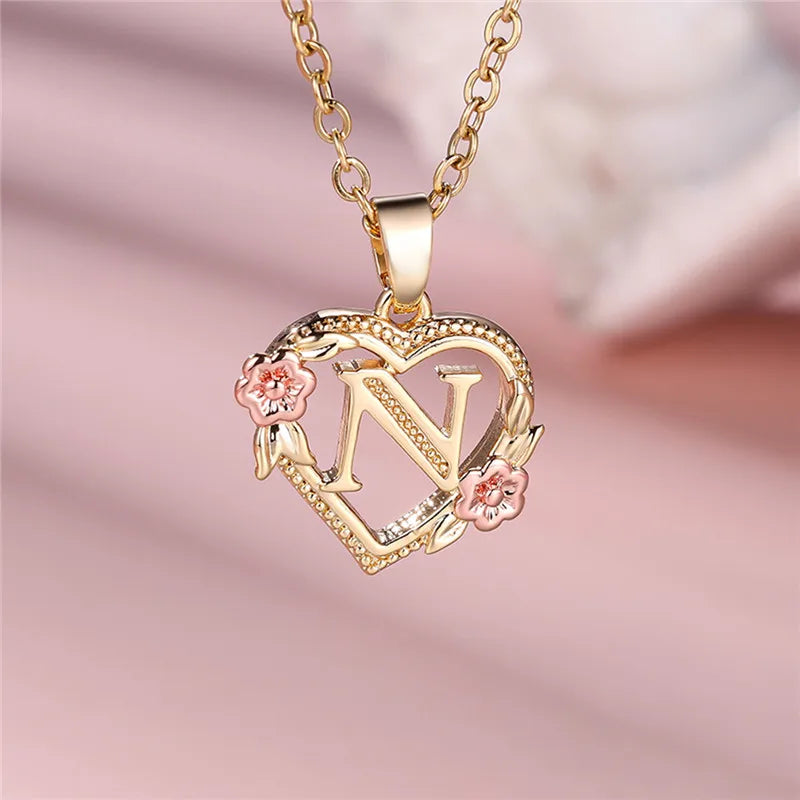 Collier avec pendentif initiale coeur et fleurs - lettre