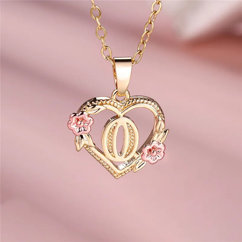 Collier avec pendentif initiale coeur et fleurs - lettre
