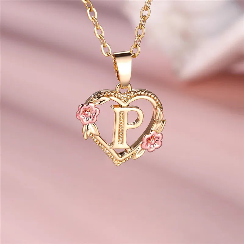 Collier avec pendentif initiale coeur et fleurs - lettre