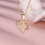 Collier avec pendentif initiale coeur et fleurs - lettre