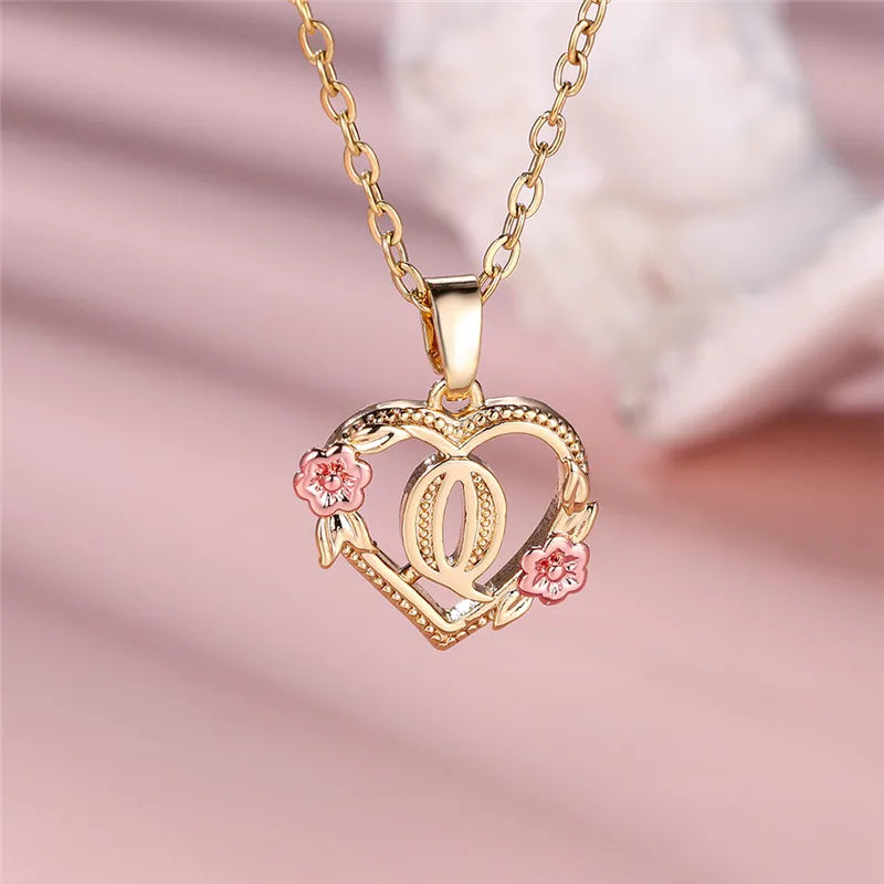 Collier avec pendentif initiale coeur et fleurs - lettre