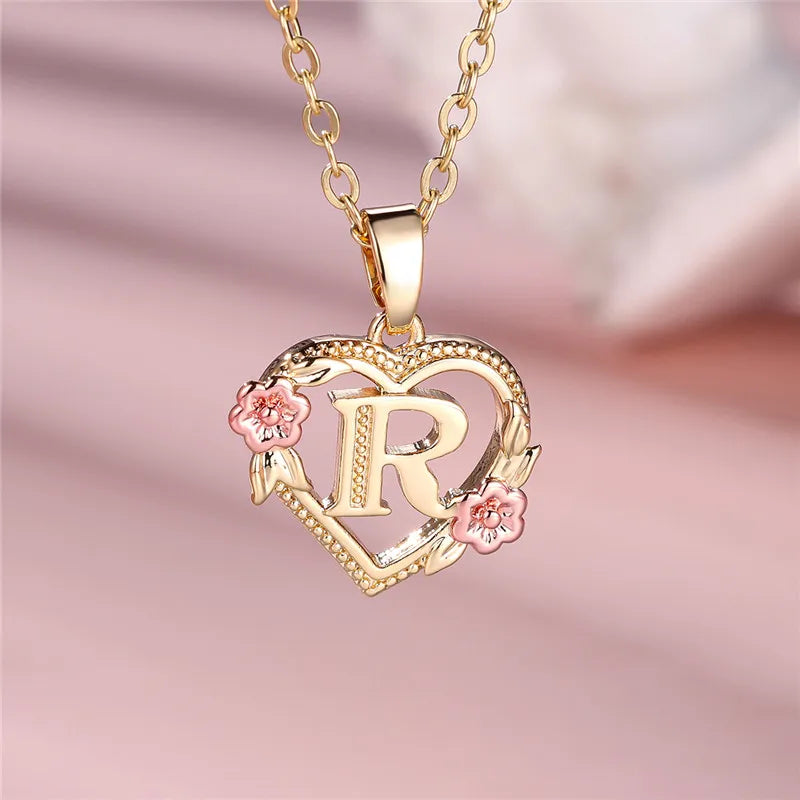 Collier avec pendentif initiale coeur et fleurs - lettre