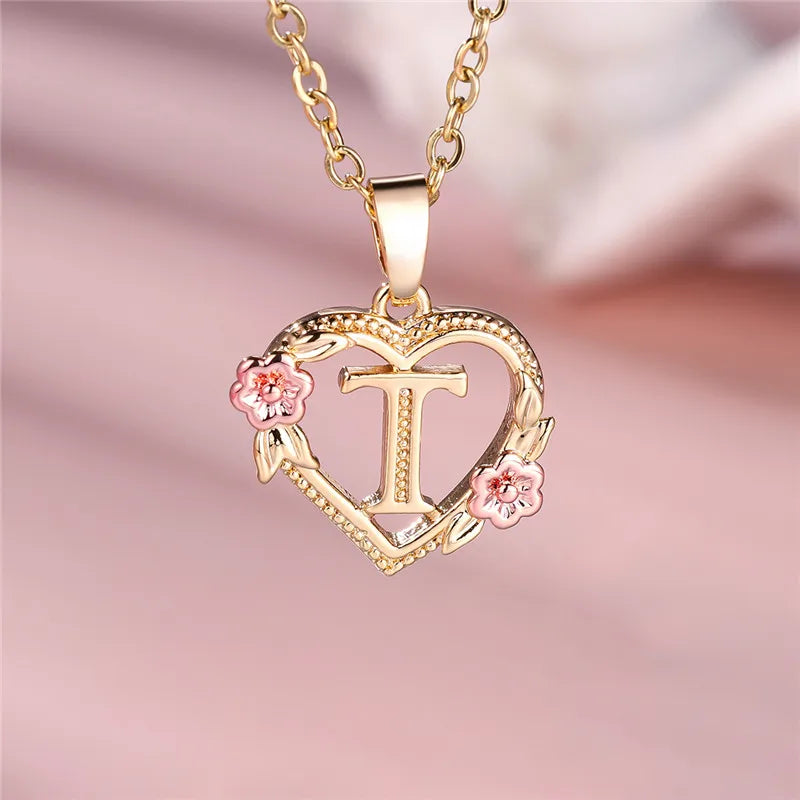 Collier avec pendentif initiale coeur et fleurs - lettre