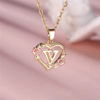 Collier avec pendentif initiale coeur et fleurs - lettre