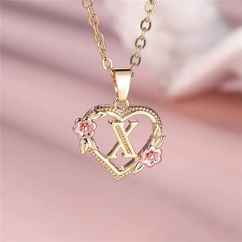 Collier avec pendentif initiale coeur et fleurs - lettre