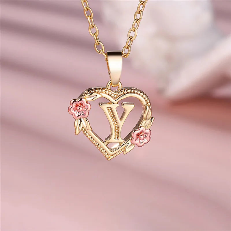 Collier avec pendentif initiale coeur et fleurs - lettre