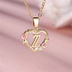Collier avec pendentif initiale coeur et fleurs - lettre