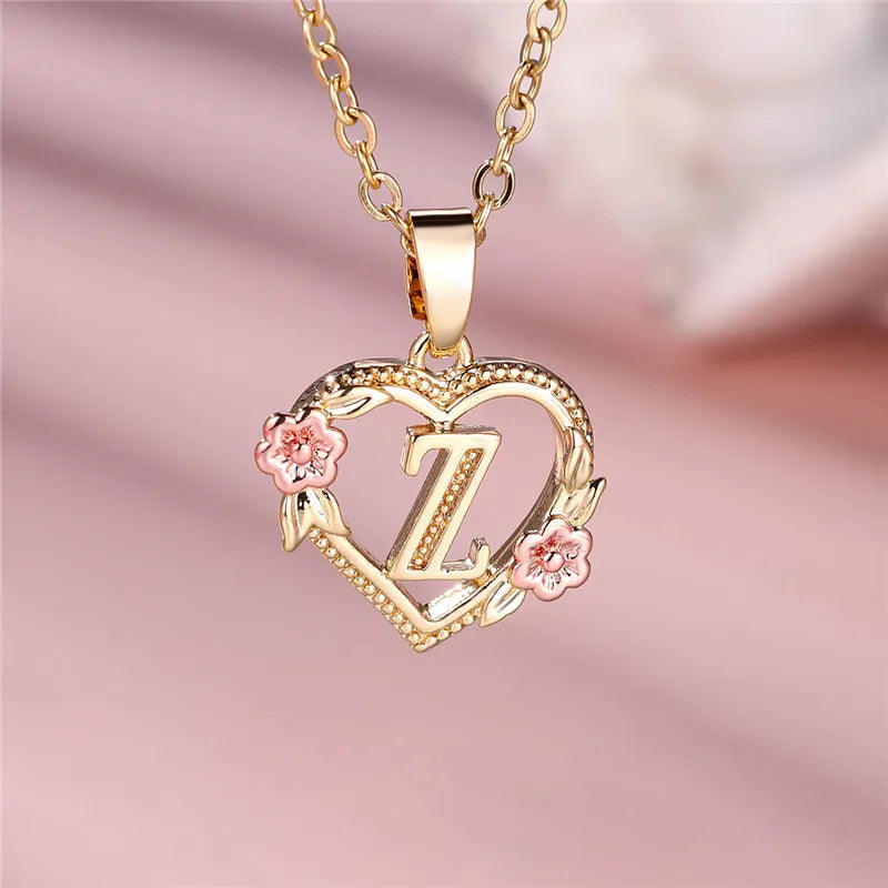 Collier avec pendentif initiale coeur et fleurs - lettre